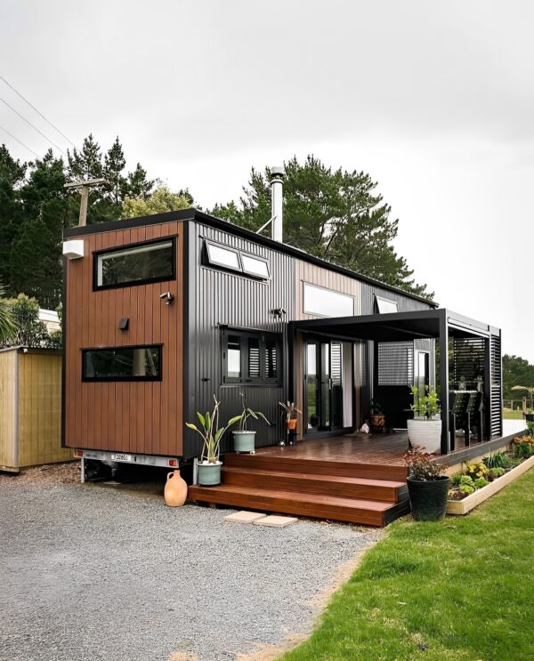 Luxury 40ft prefab container house with easy-folding sandwich panels.